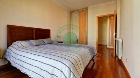 - Arrenda-se apartamento T2 com garagem na...