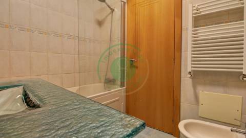 - Arrenda-se apartamento T2 com garagem na...
