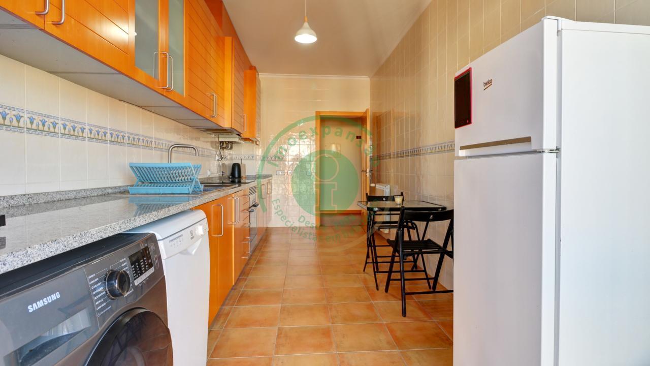 - Arrenda-se apartamento T2 com garagem na...