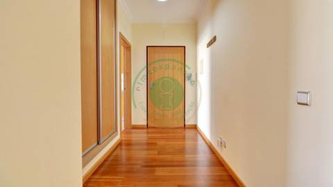 - Arrenda-se apartamento T2 com garagem na...