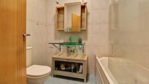 - Arrenda-se apartamento T2 com garagem na...