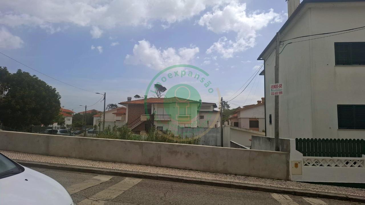 - Vende-se terreno urbano em Buarcos, numa zona...