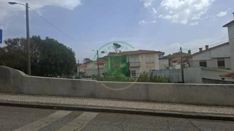 - Vende-se terreno urbano em Buarcos, numa zona...