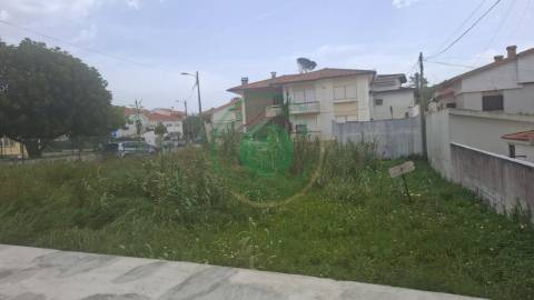 - Vende-se terreno urbano em Buarcos, numa zona...