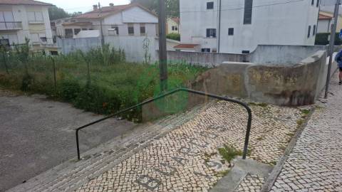 - Vende-se terreno urbano em Buarcos, numa zona...