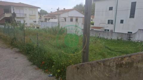 - Vende-se terreno urbano em Buarcos, numa zona...