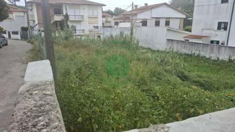 - Vende-se terreno urbano em Buarcos, numa zona...
