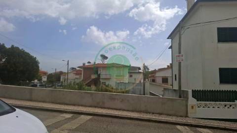 - Vende-se terreno urbano em Buarcos, numa zona...
