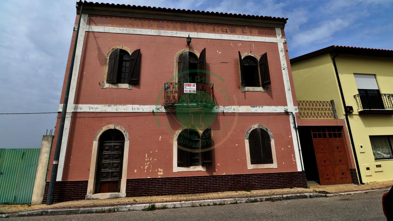 - Vende-se moradia T5 com zona exterior, terraço...