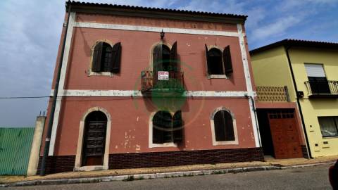 - Vende-se moradia T5 com zona exterior, terraço...