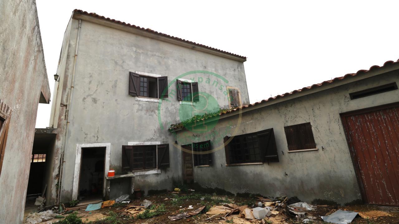 - Vende-se moradia T5 com zona exterior, terraço...