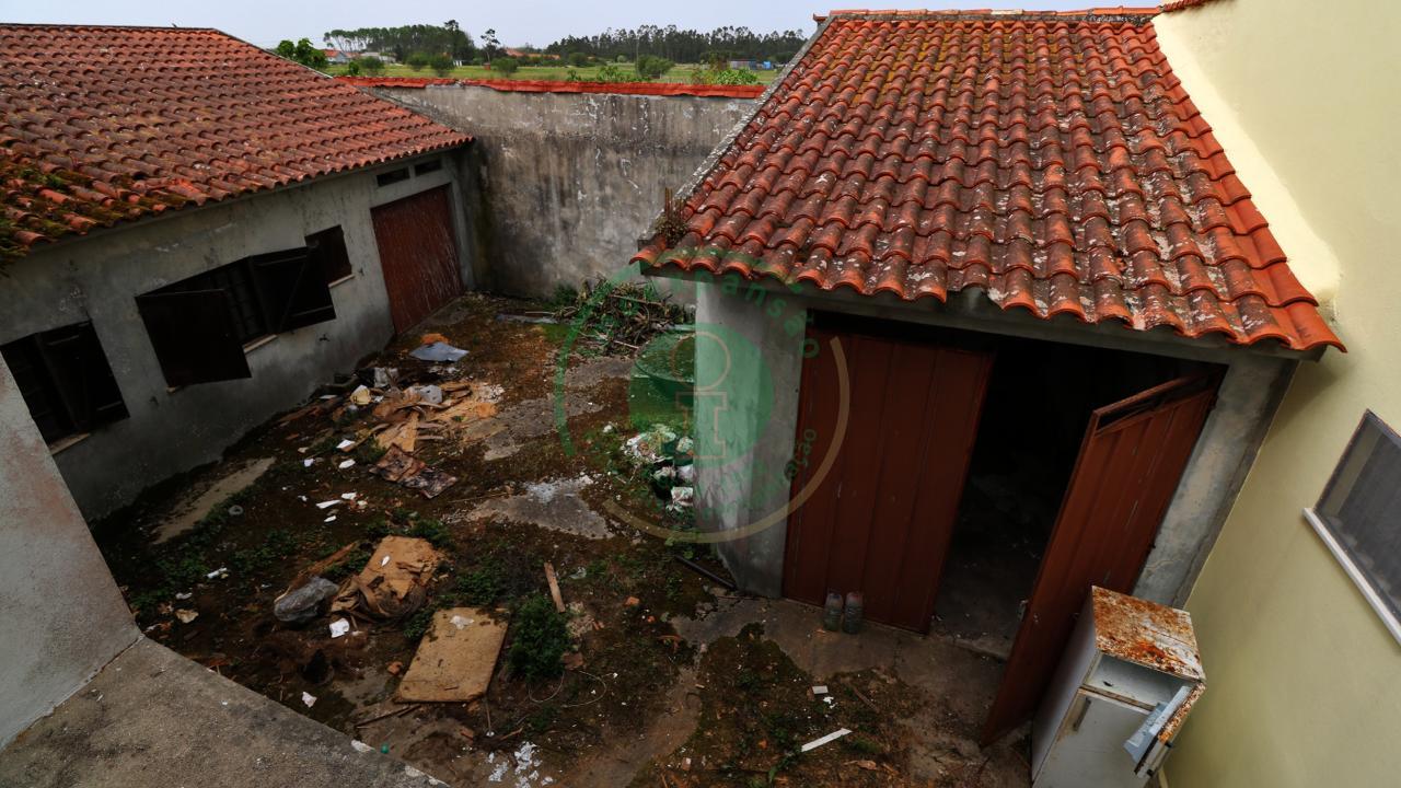 - Vende-se moradia T5 com zona exterior, terraço...