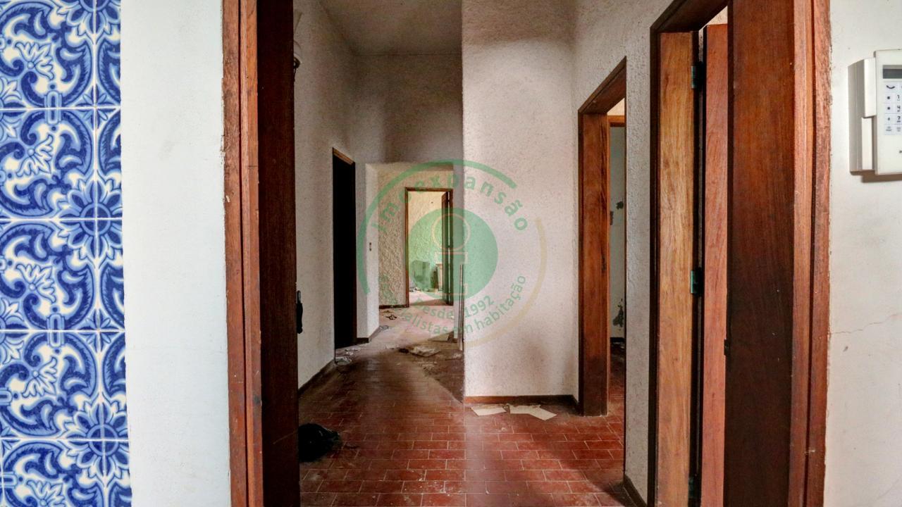 - Vende-se moradia T5 com zona exterior, terraço...