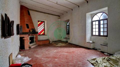 - Vende-se moradia T5 com zona exterior, terraço...