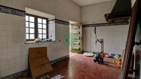 - Vende-se moradia T5 com zona exterior, terraço...