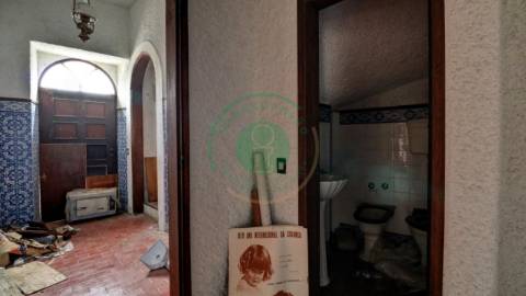 - Vende-se moradia T5 com zona exterior, terraço...