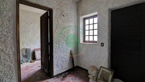 - Vende-se moradia T5 com zona exterior, terraço...