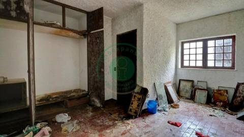 - Vende-se moradia T5 com zona exterior, terraço...