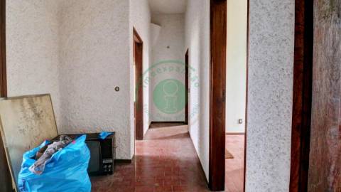 - Vende-se moradia T5 com zona exterior, terraço...