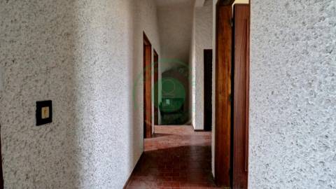 - Vende-se moradia T5 com zona exterior, terraço...