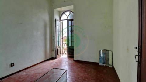 - Vende-se moradia T5 com zona exterior, terraço...