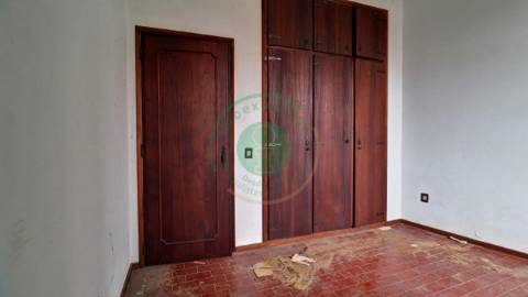 - Vende-se moradia T5 com zona exterior, terraço...