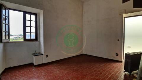 - Vende-se moradia T5 com zona exterior, terraço...