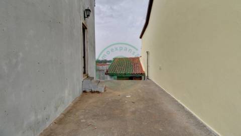 - Vende-se moradia T5 com zona exterior, terraço...