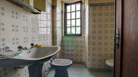 - Vende-se moradia T5 com zona exterior, terraço...