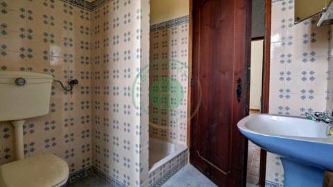 - Vende-se moradia T5 com zona exterior, terraço...