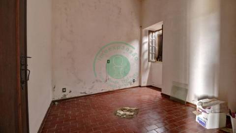 - Vende-se moradia T5 com zona exterior, terraço...