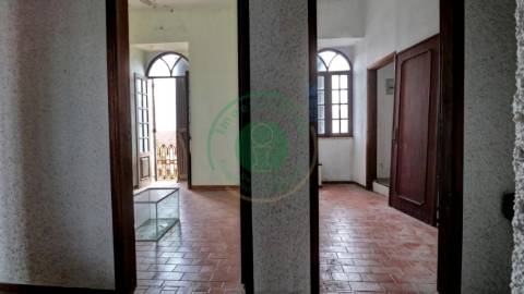 - Vende-se moradia T5 com zona exterior, terraço...