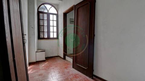 - Vende-se moradia T5 com zona exterior, terraço...