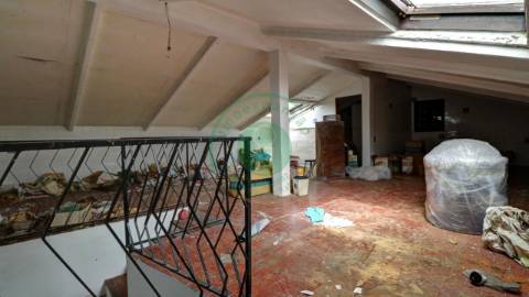 - Vende-se moradia T5 com zona exterior, terraço...