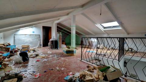 - Vende-se moradia T5 com zona exterior, terraço...