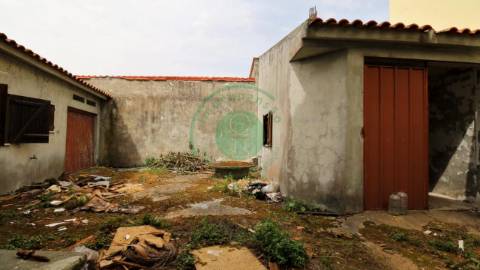 - Vende-se moradia T5 com zona exterior, terraço...