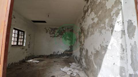 - Vende-se moradia T5 com zona exterior, terraço...