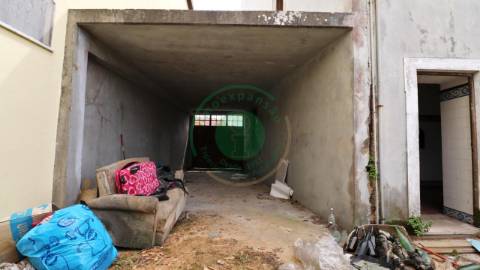 - Vende-se moradia T5 com zona exterior, terraço...