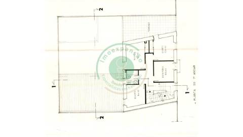 - Vende-se moradia T5 com zona exterior, terraço...