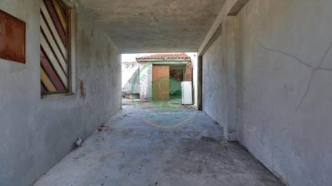 - Vende-se moradia T5 com zona exterior, terraço...