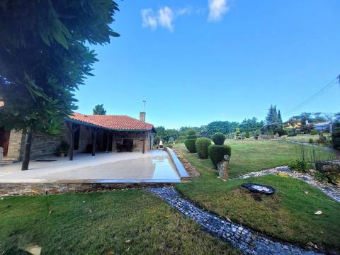 Reservada, Quintinha de 10.000 m2 com Casa em Pedra Reabilitada