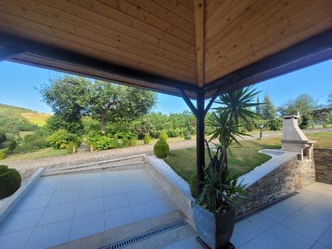 Reservada, Quintinha de 10.000 m2 com Casa em Pedra Reabilitada