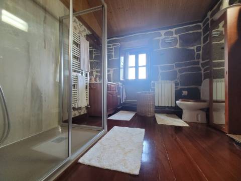 Reservada, Quintinha de 10.000 m2 com Casa em Pedra Reabilitada