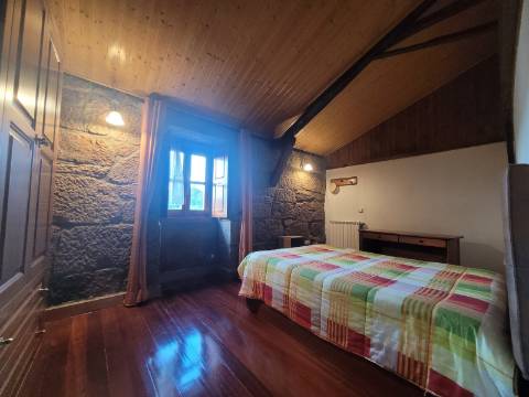 Reservada, Quintinha de 10.000 m2 com Casa em Pedra Reabilitada