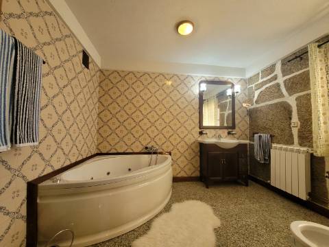 Reservada, Quintinha de 10.000 m2 com Casa em Pedra Reabilitada