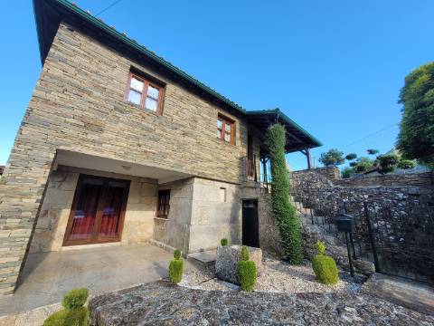 Reservada, Quintinha de 10.000 m2 com Casa em Pedra Reabilitada