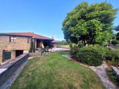 Casa em Pedra Reabilitada em Terreno de 10.000 m2