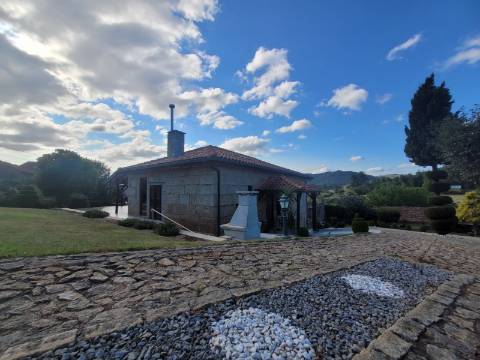 Casa em Pedra Reabilitada em Terreno de 10.000 m2