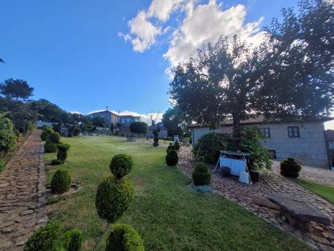 Casa em Pedra Reabilitada em Terreno de 10.000 m2