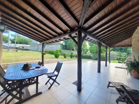 Casa em Pedra Reabilitada em Terreno de 10.000 m2